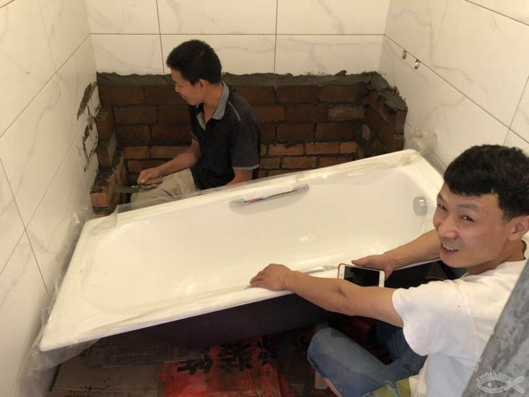 也许是小鱼网上第一户直播安装浴缸的过程!还是铸铁浴缸! 也许是小鱼网上第一户直播安装浴缸的过程!还是铸铁浴缸!