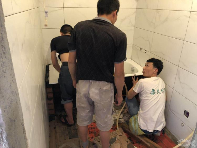 也许是小鱼网上第一户直播安装浴缸的过程!还是铸铁浴缸! 也许是小鱼网上第一户直播安装浴缸的过程!还是铸铁浴缸!
