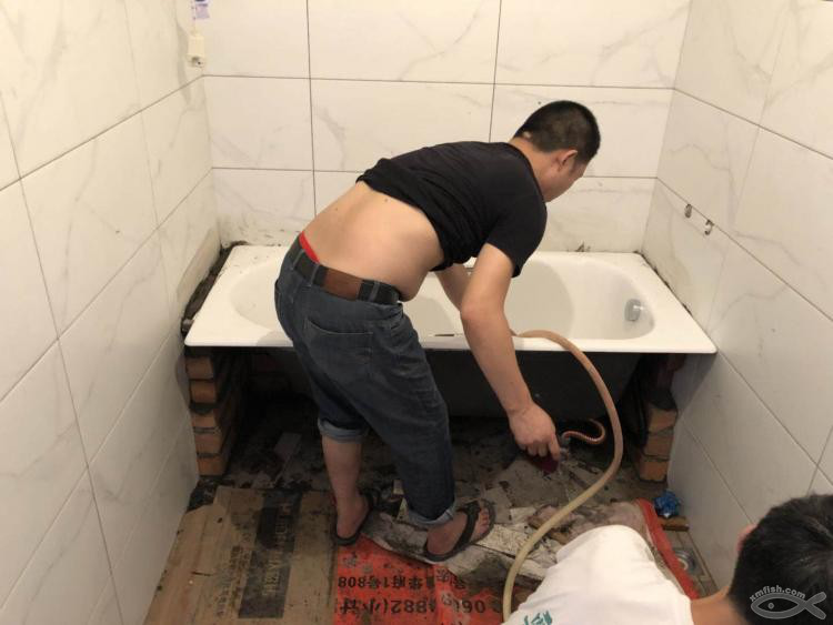 也许是小鱼网上第一户直播安装浴缸的过程!还是铸铁浴缸! 也许是小鱼网上第一户直播安装浴缸的过程!还是铸铁浴缸!